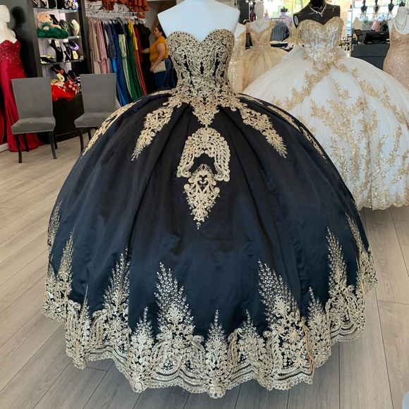 Black and Gold Quinceañera dress/ Ball gown - Picture 1 of 4